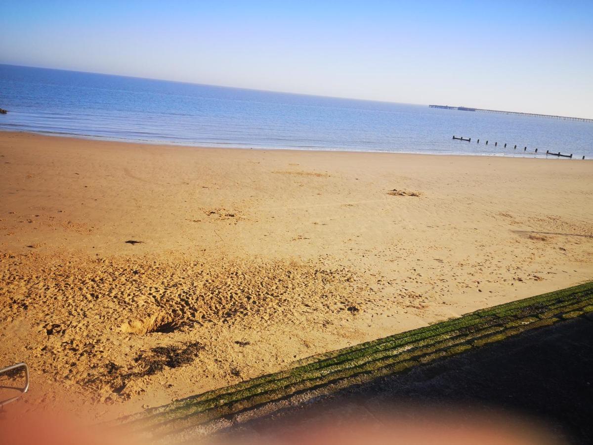 Lovely 2-Bed Caravan In Walton On The Naze Eksteriør billede